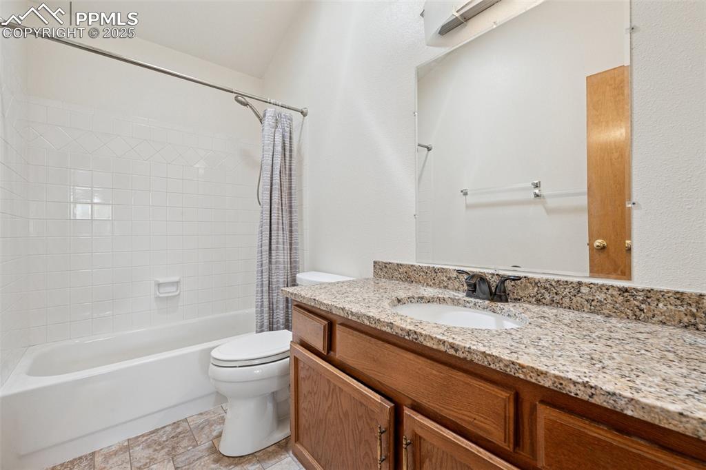 Image 13 of 34: Bathroom