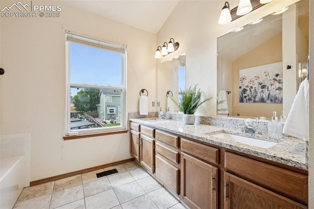 Image 16 of 34: Bathroom