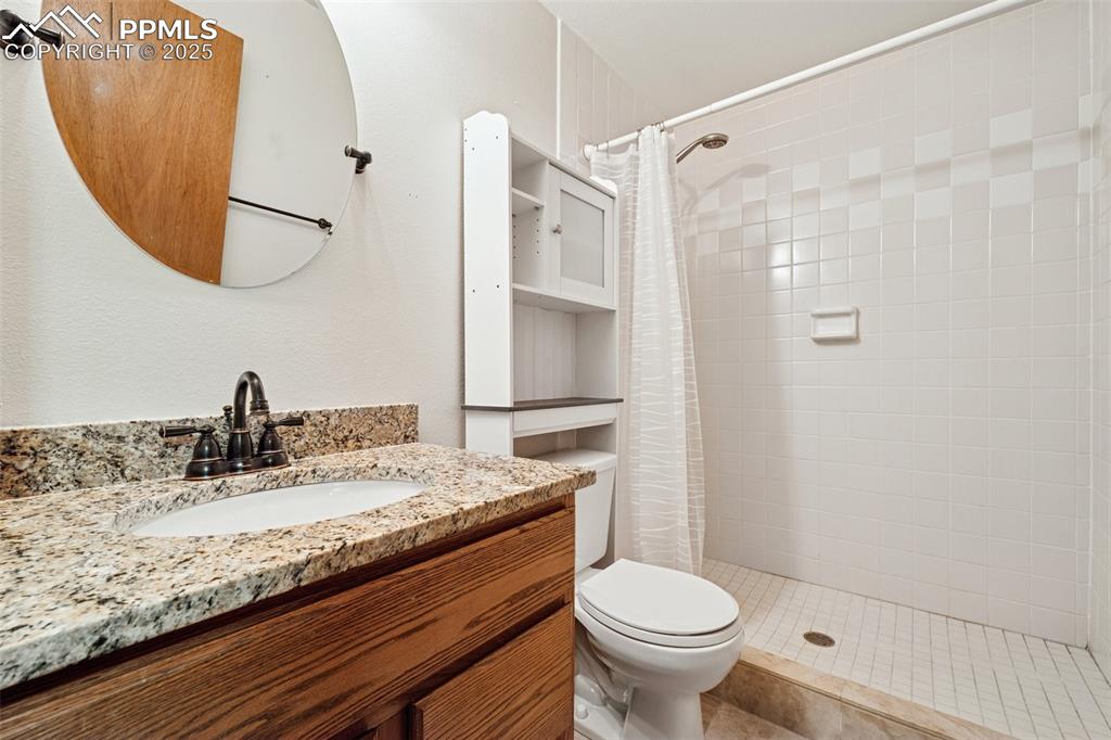 Image 29 of 34: Bathroom