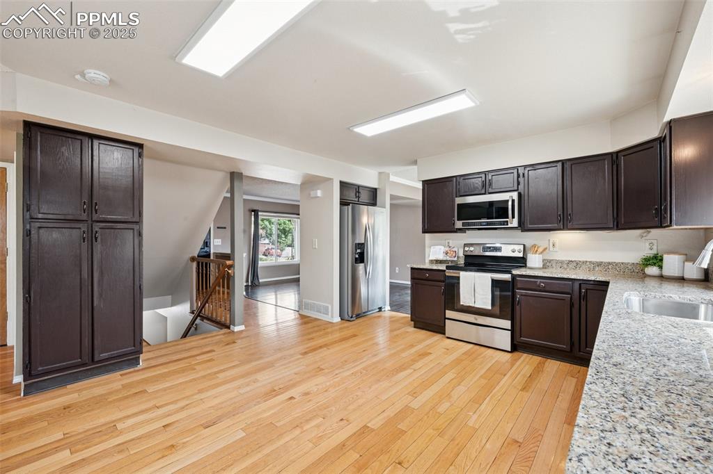 Image 7 of 34: Kitchen