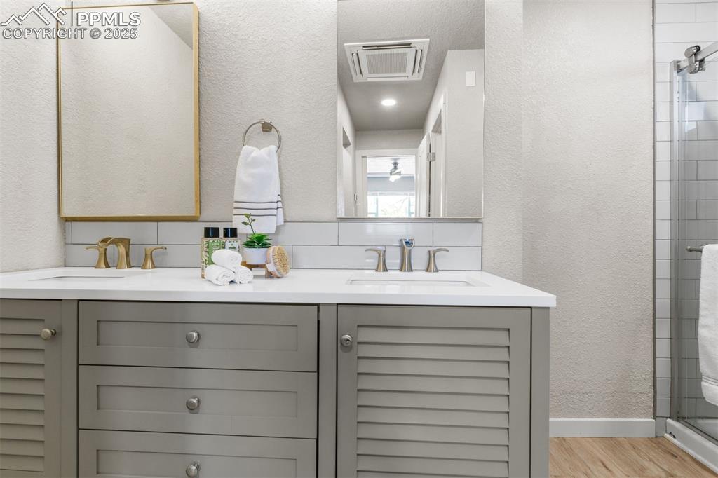 Image 15 of 49: Bathroom