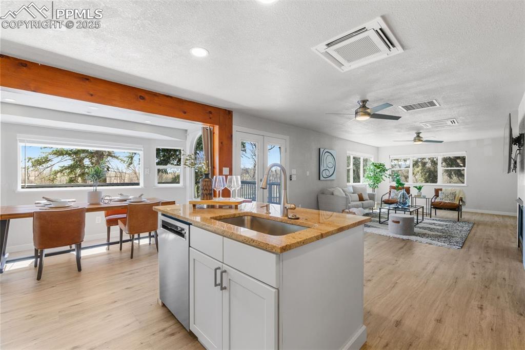Image 16 of 49: Kitchen