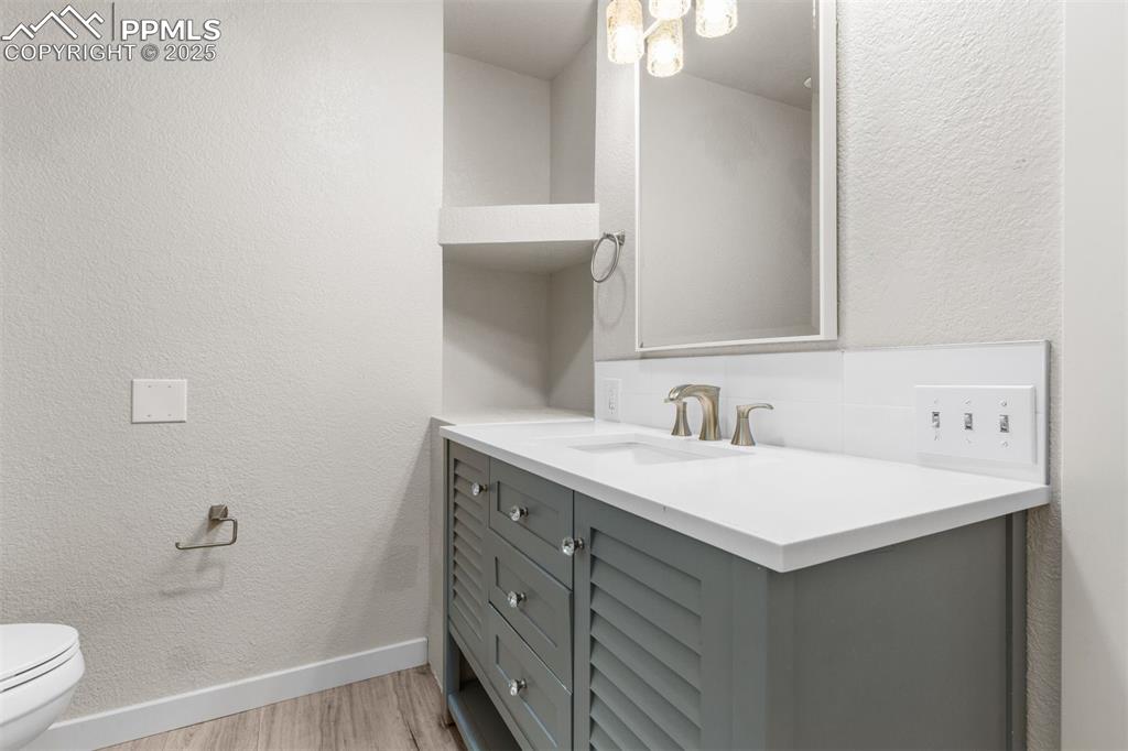 Image 21 of 49: Bathroom