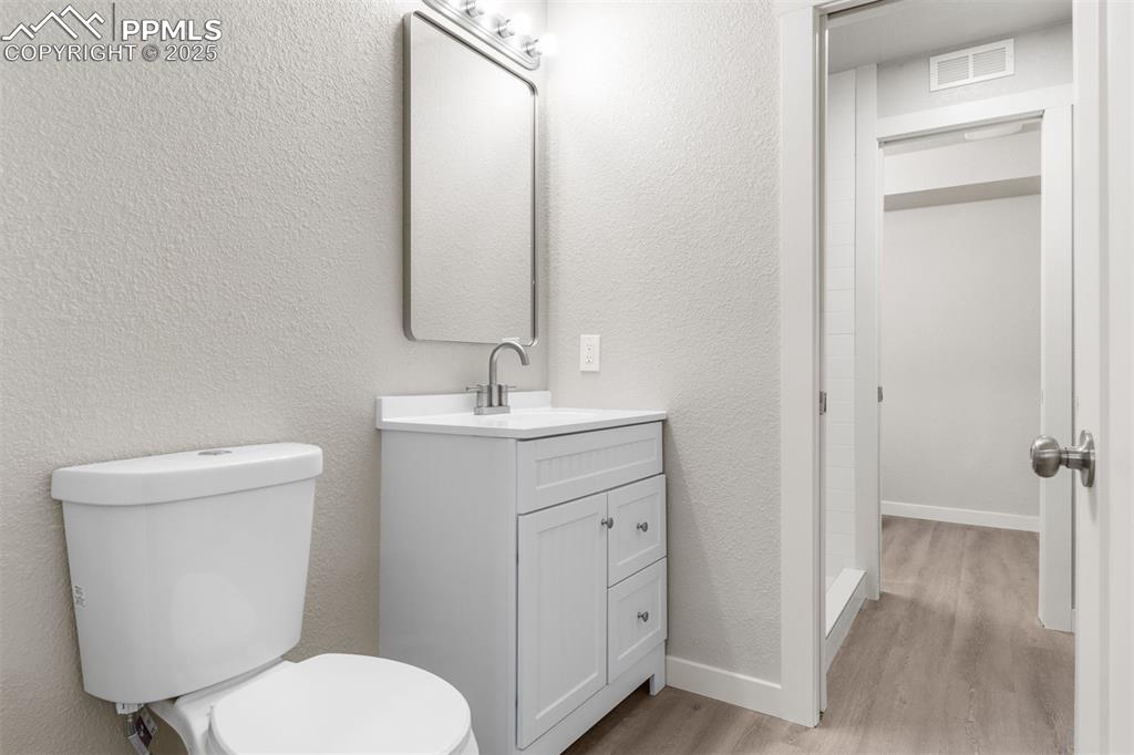 Image 33 of 49: Bathroom