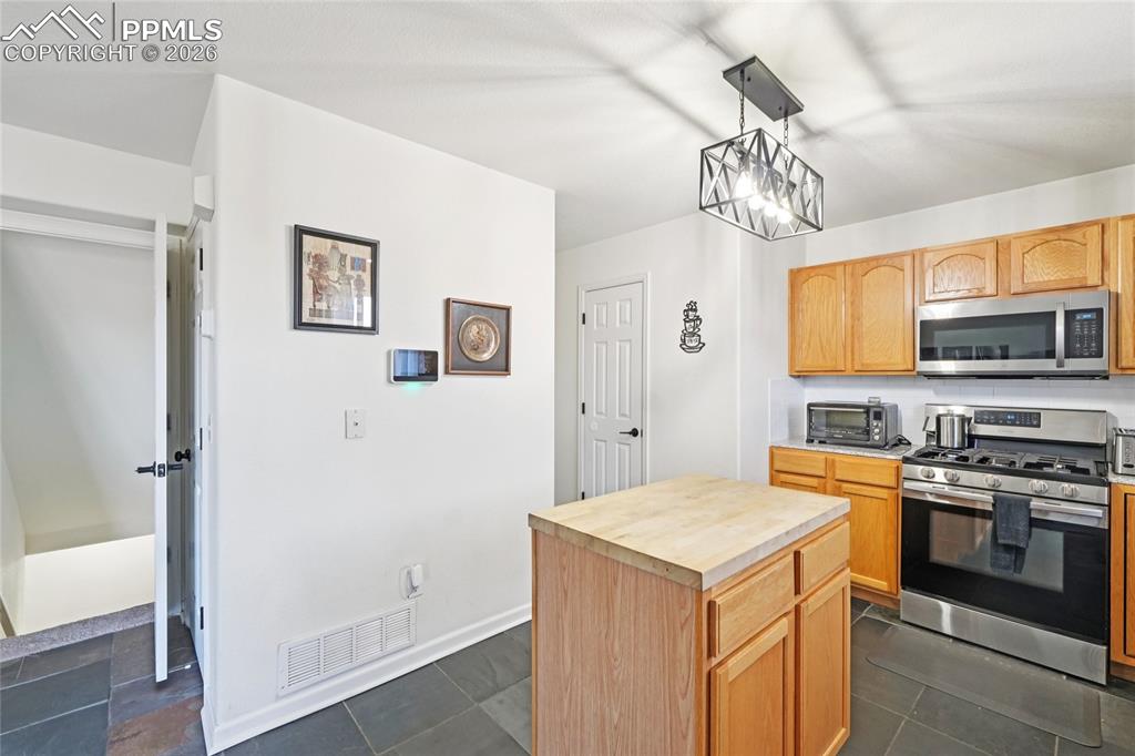 Image 14 of 39: Kitchen