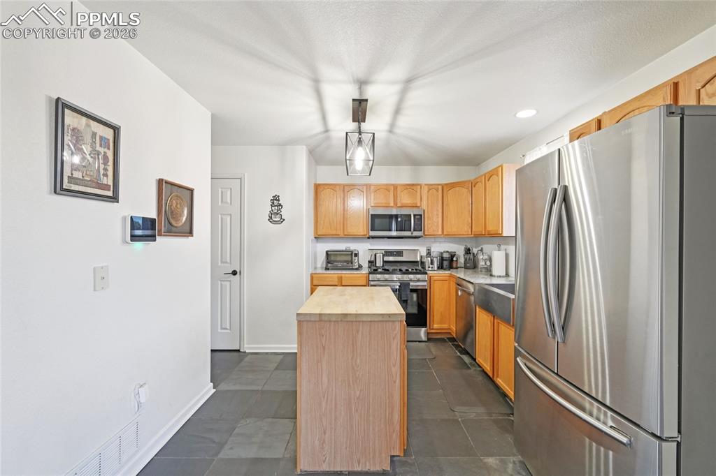 Image 16 of 39: Kitchen