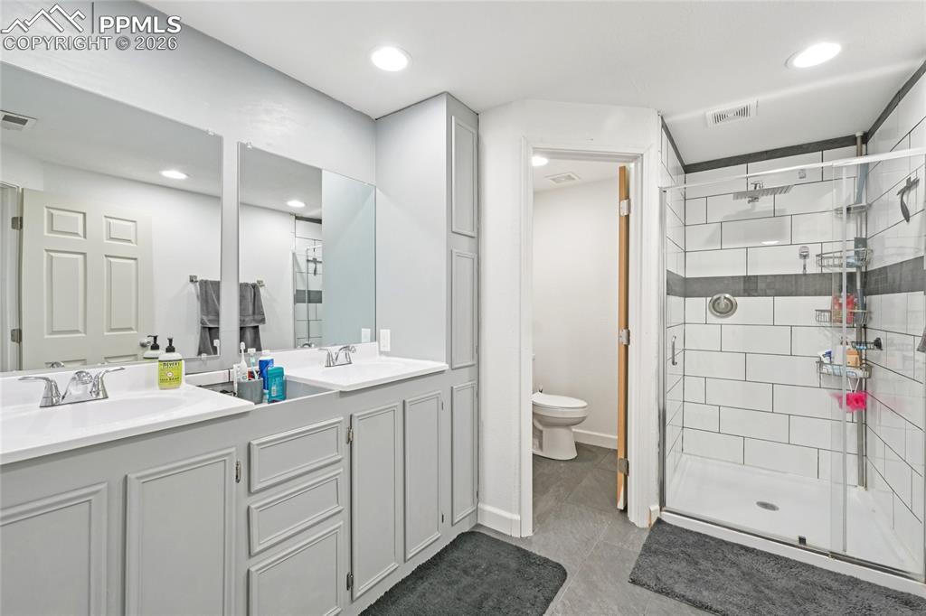 Image 23 of 39: Bathroom