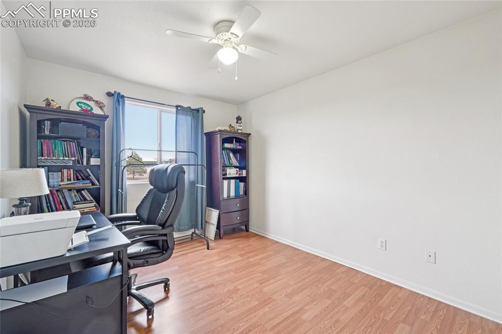 Image 25 of 39: Office