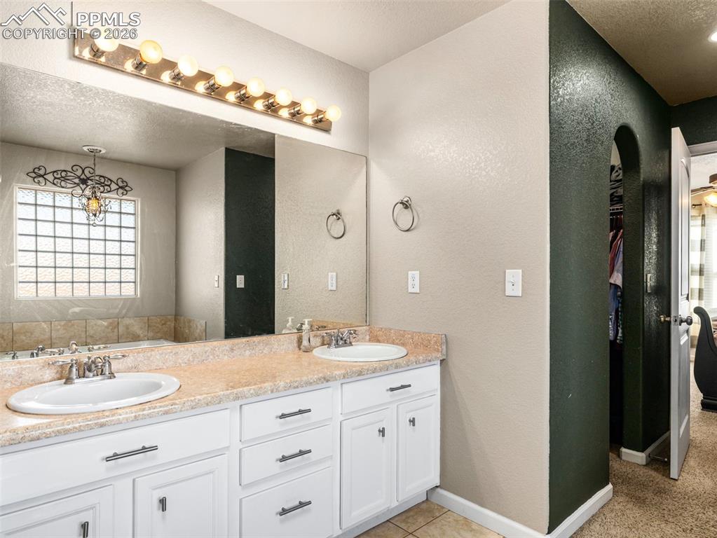 Image 19 of 43: Bathroom