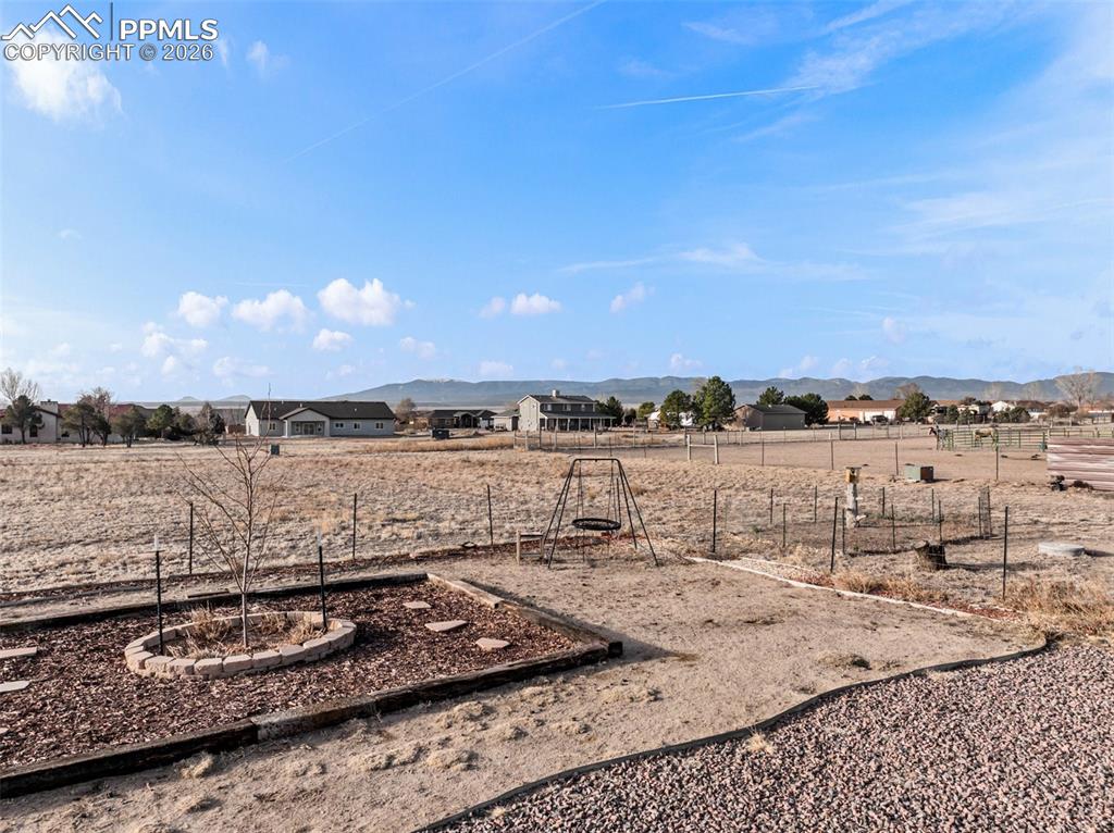 Image 39 of 43: Yard