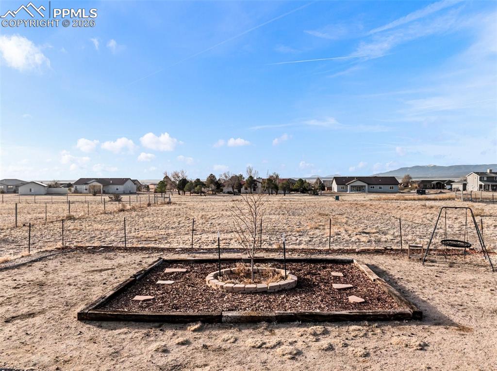 Image 40 of 43: Yard