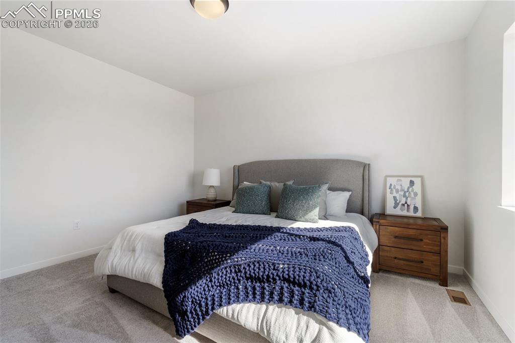 Image 15 of 24: Bedroom