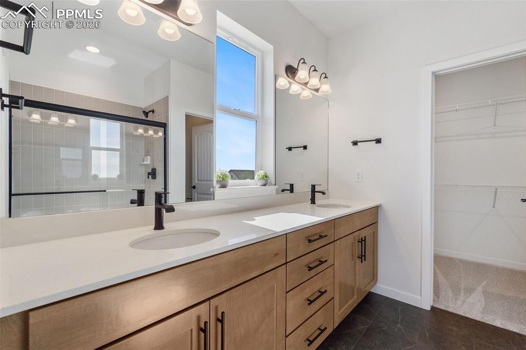 Image 17 of 24: Bathroom