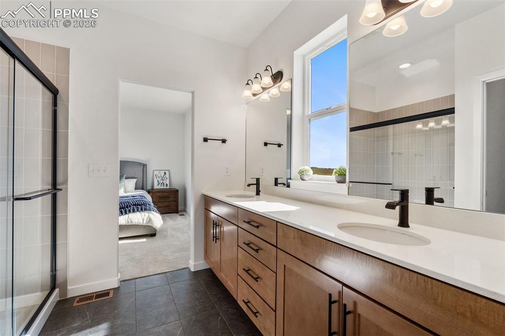 Image 19 of 24: Bathroom