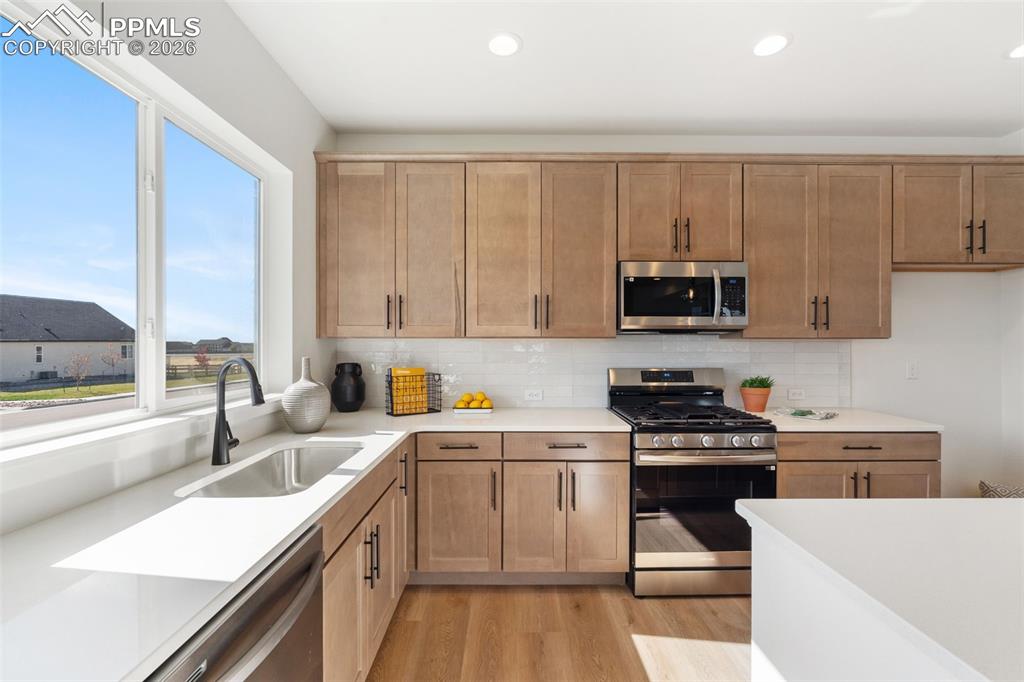 Image 7 of 24: Kitchen