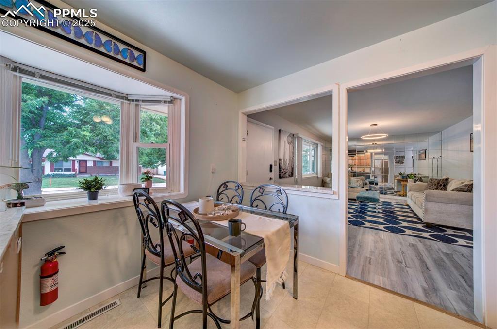Image 7 of 32: Dining space with bay window