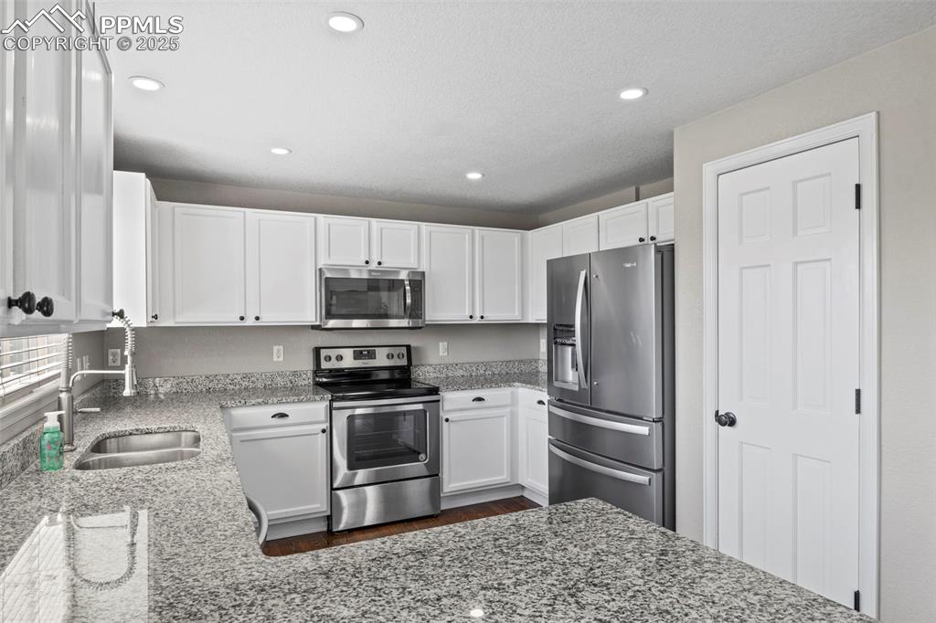Image 13 of 49: Kitchen