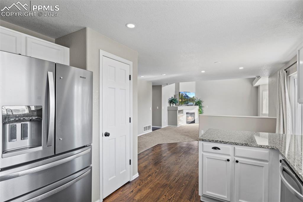 Image 14 of 49: Kitchen