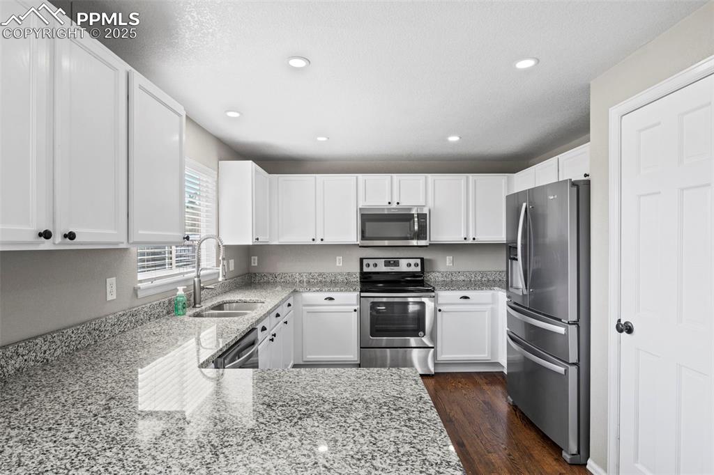 Image 15 of 49: Kitchen