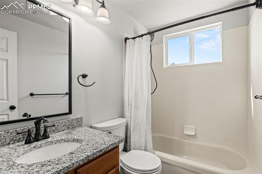 Image 19 of 49: Bathroom