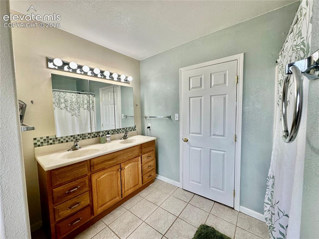 Image 10 of 30: Bathroom