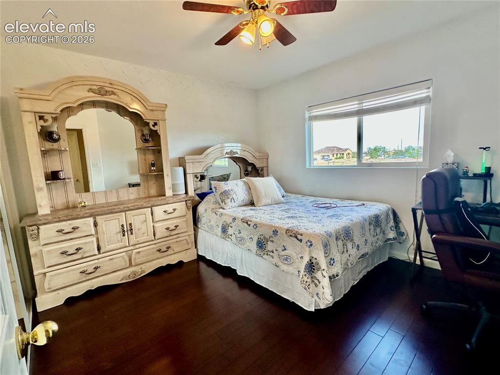 Image 11 of 30: Bedroom