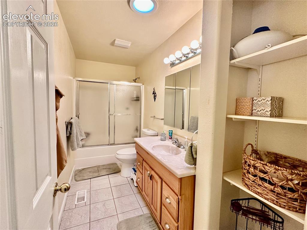 Image 12 of 30: Bathroom