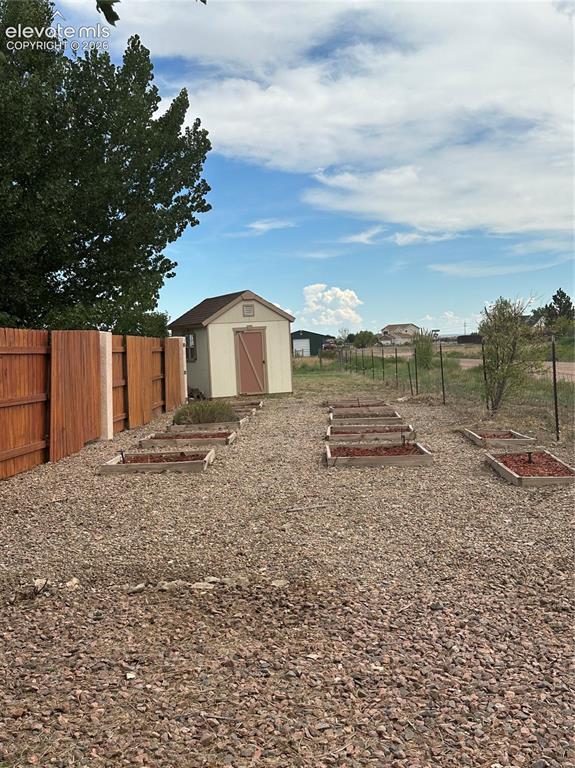 Image 19 of 30: Yard