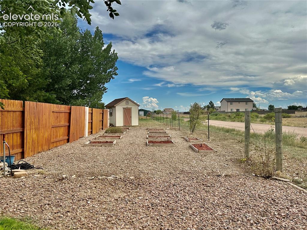 Image 20 of 30: Yard