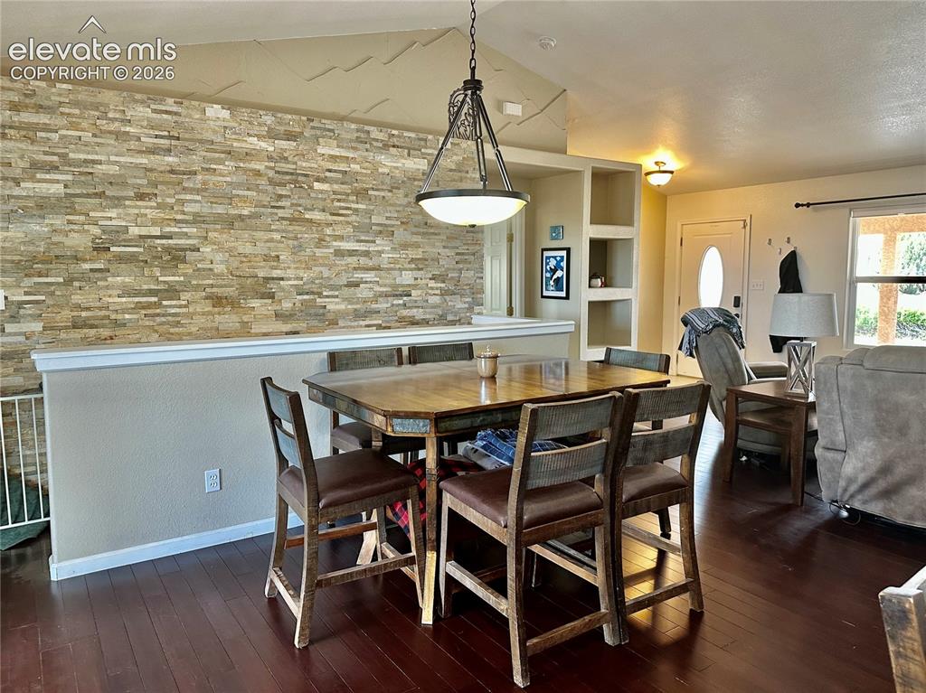 Image 7 of 30: Dining Area