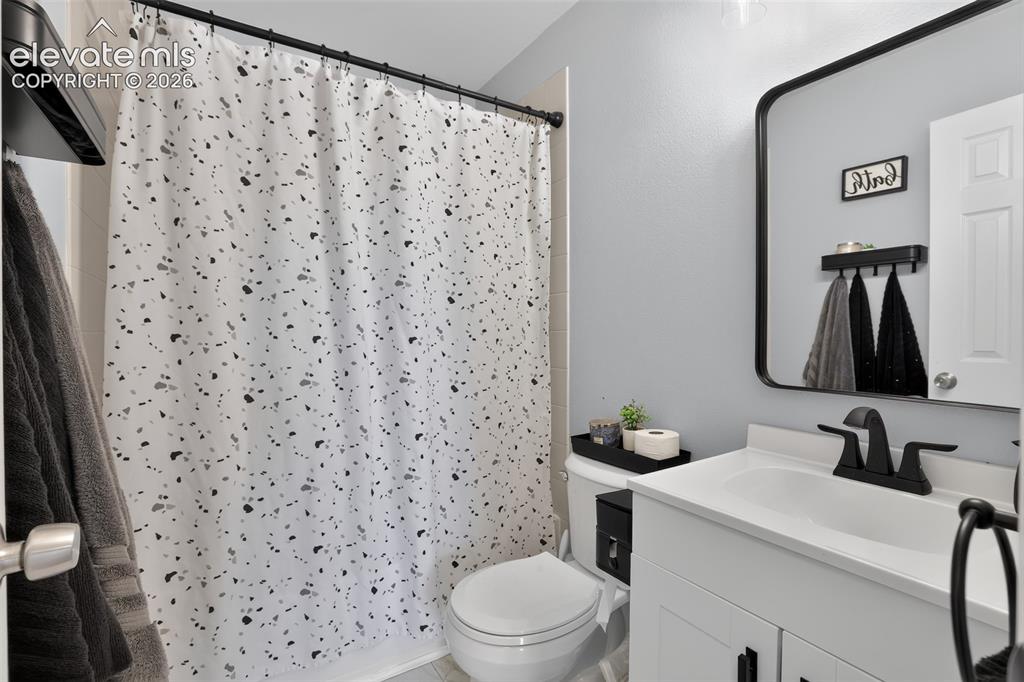 Image 19 of 34: Bathroom
