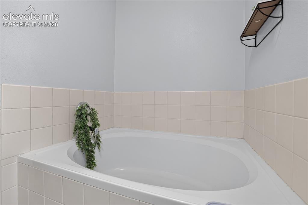 Image 20 of 34: Bathroom