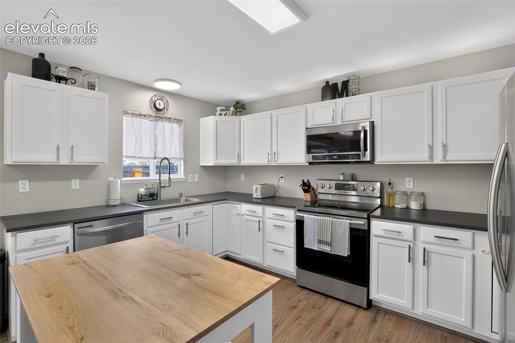 Image 9 of 34: Kitchen
