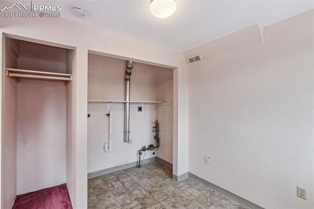 Image 22 of 29: Laundry