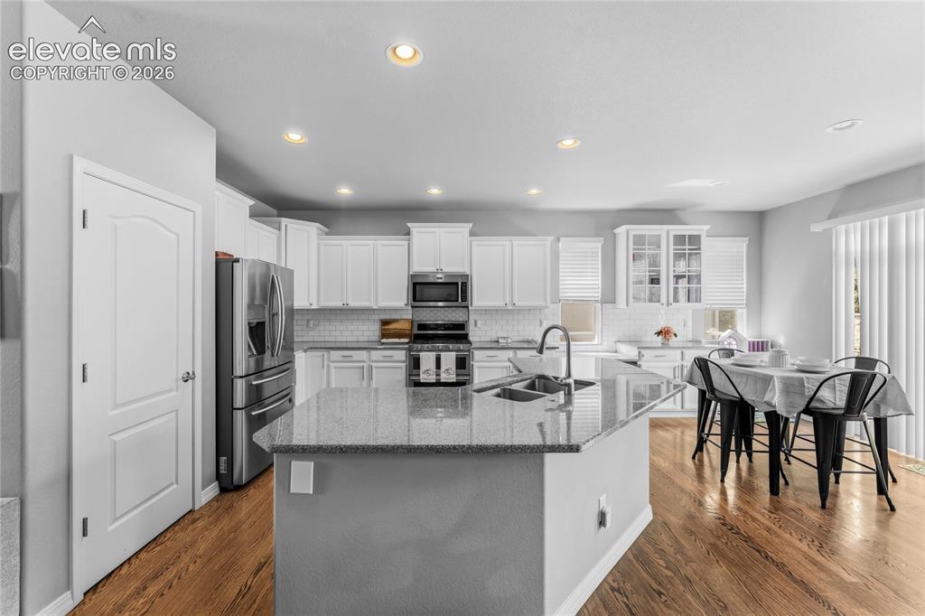 Image 5 of 47: Kitchen