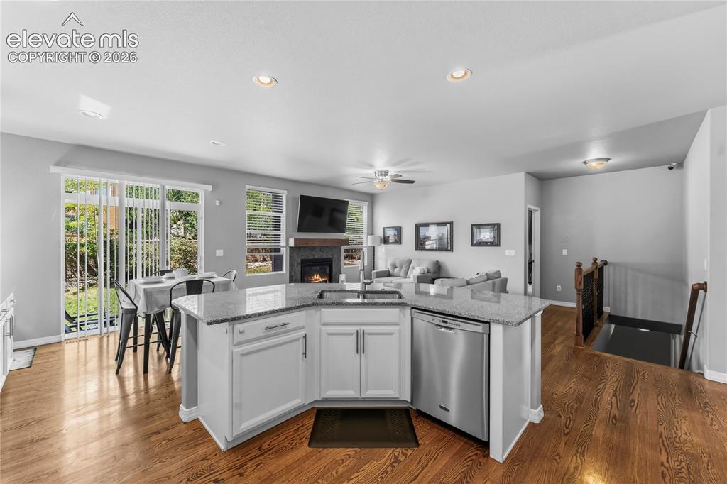 Image 7 of 47: Kitchen
