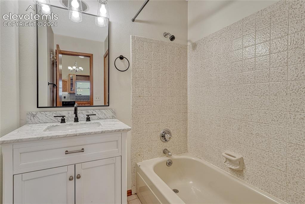 Image 17 of 50: Bathroom