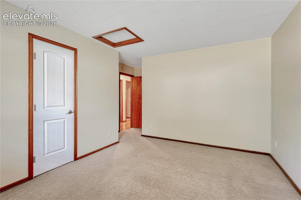 Image 19 of 50: Bedroom