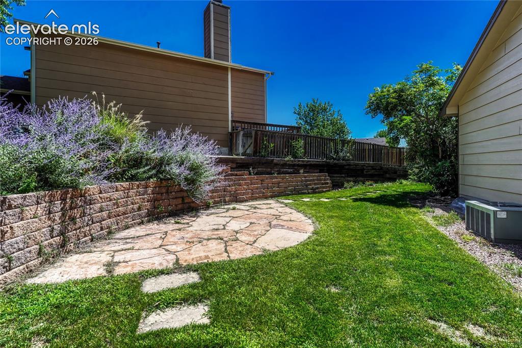Image 40 of 50: Yard