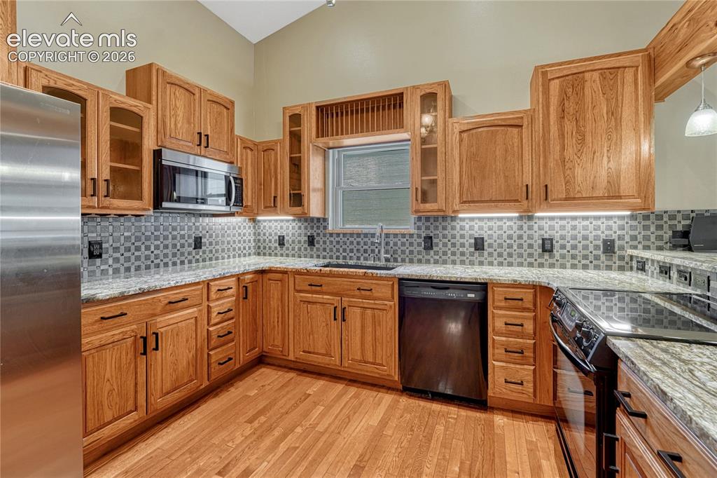 Image 6 of 50: Kitchen