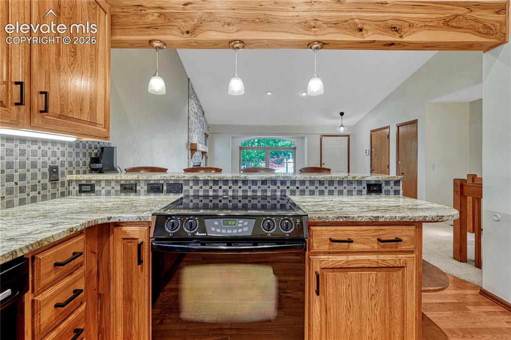 Image 7 of 50: Kitchen