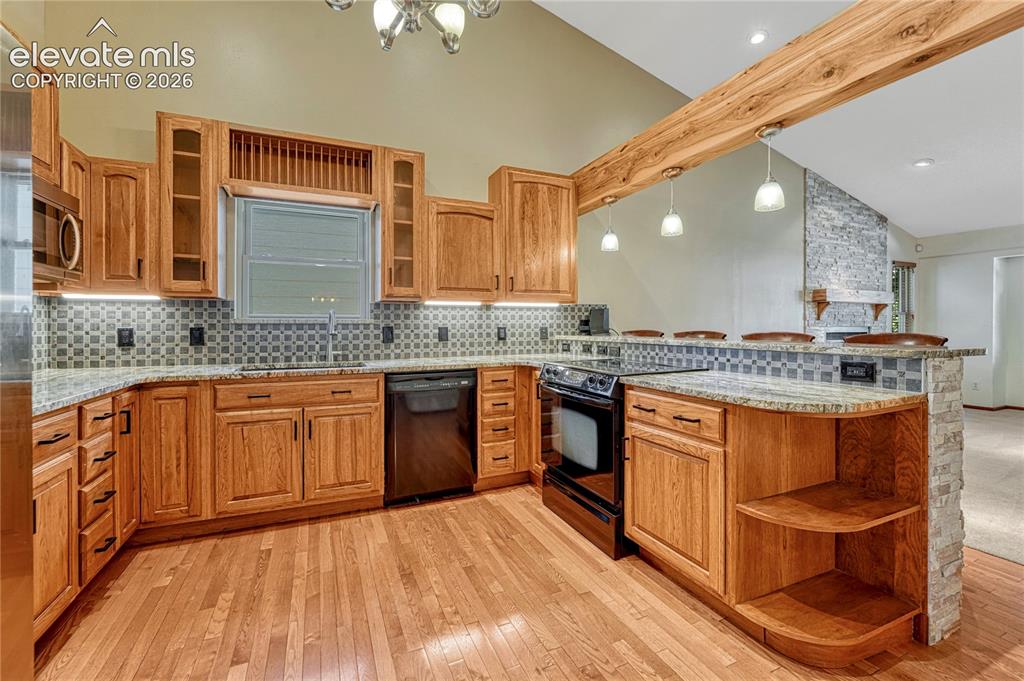 Image 9 of 50: Kitchen