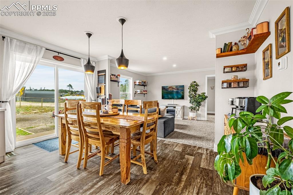 Image 11 of 37: Dining Area