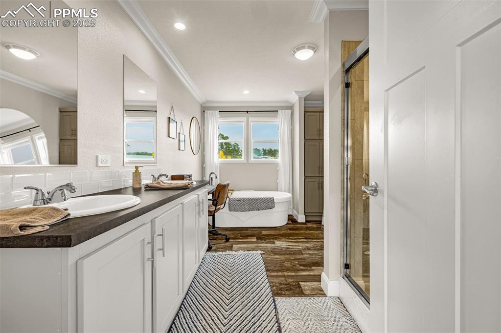 Image 19 of 37: Bathroom