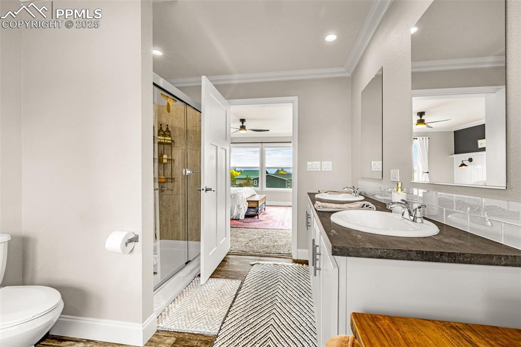 Image 21 of 37: Bathroom