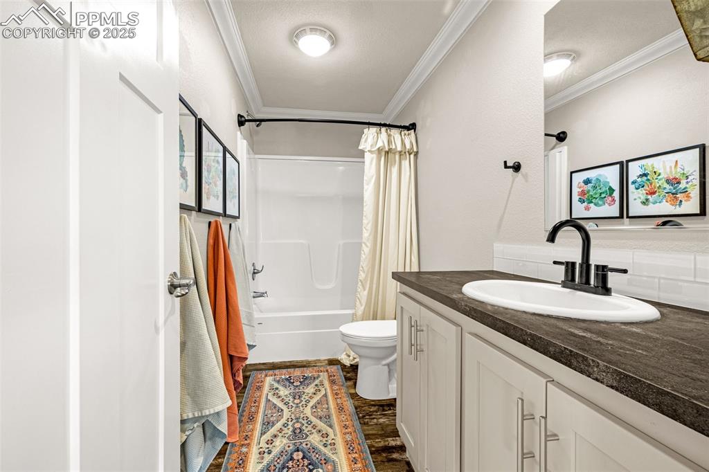 Image 24 of 37: Bathroom