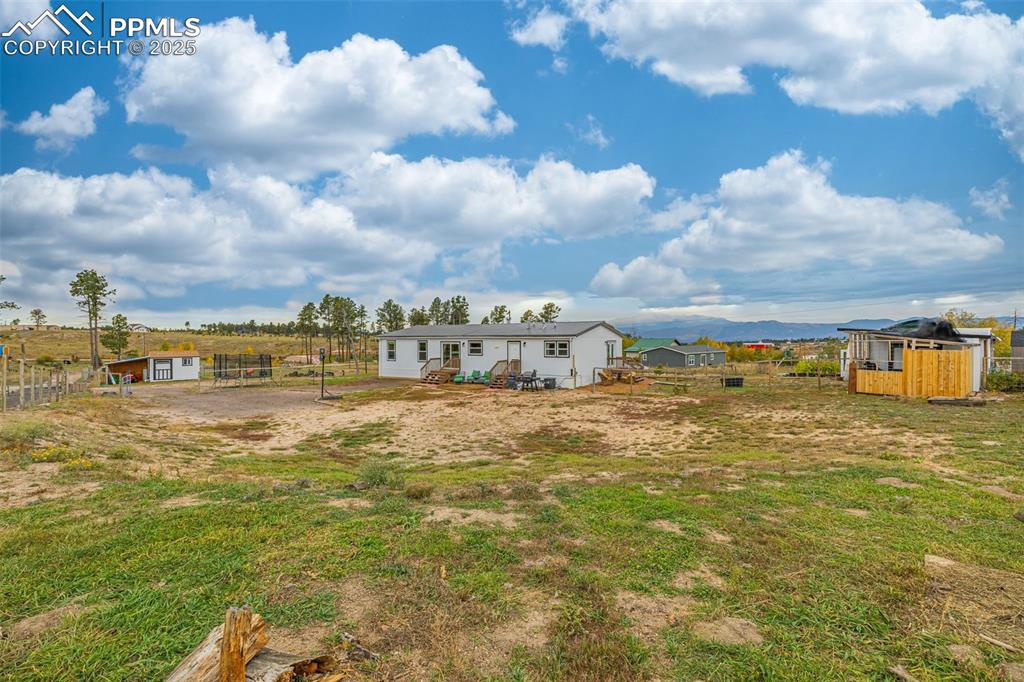 Image 27 of 37: Yard