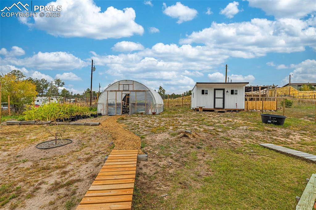 Image 29 of 37: Yard