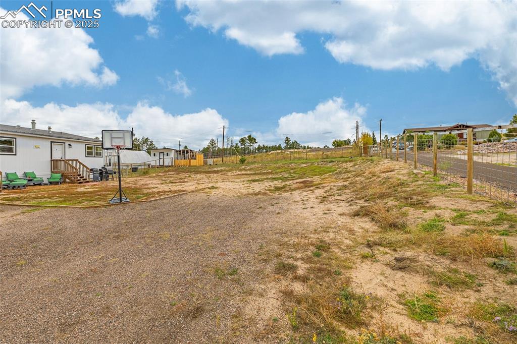 Image 33 of 37: Yard