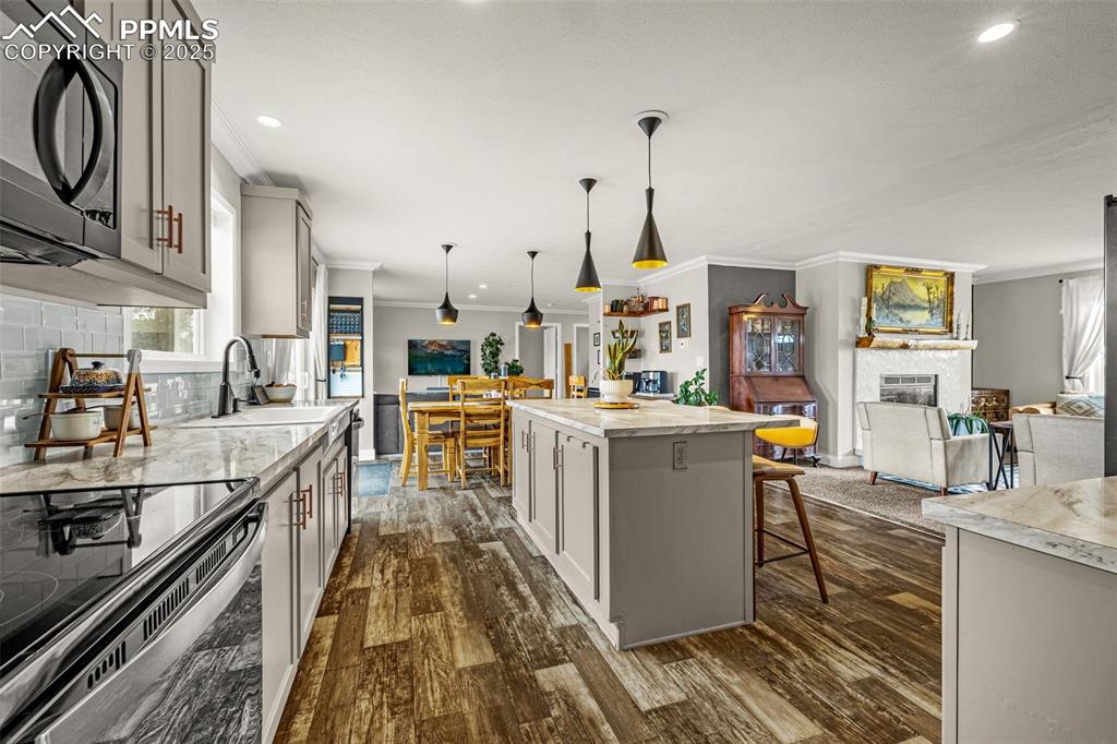 Image 7 of 37: Kitchen